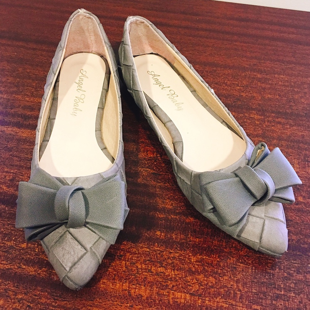Grey / gray pointed toe bow flats